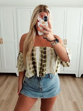 🆕 NWT Green and cream tie dye off the shoulder boho crop top